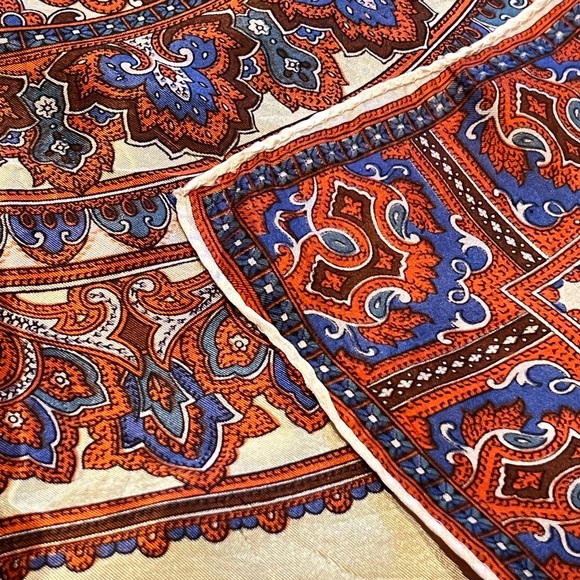 Vintage Gorgeous printed scarf hand stitched silky feel excellent condition - Picture 8 of 11